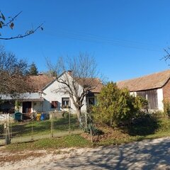 Anklicken um alle Bilder anzuzeigen ... Kisrákos: Kleines Bauernhaus am Ortsrand. Nationalpark.