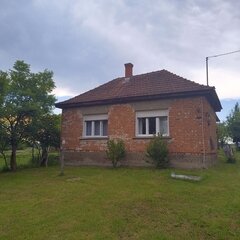Páka: Small detached house in a completely quiet location on the outsk