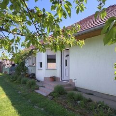 Nova: Detached house in calm backroad